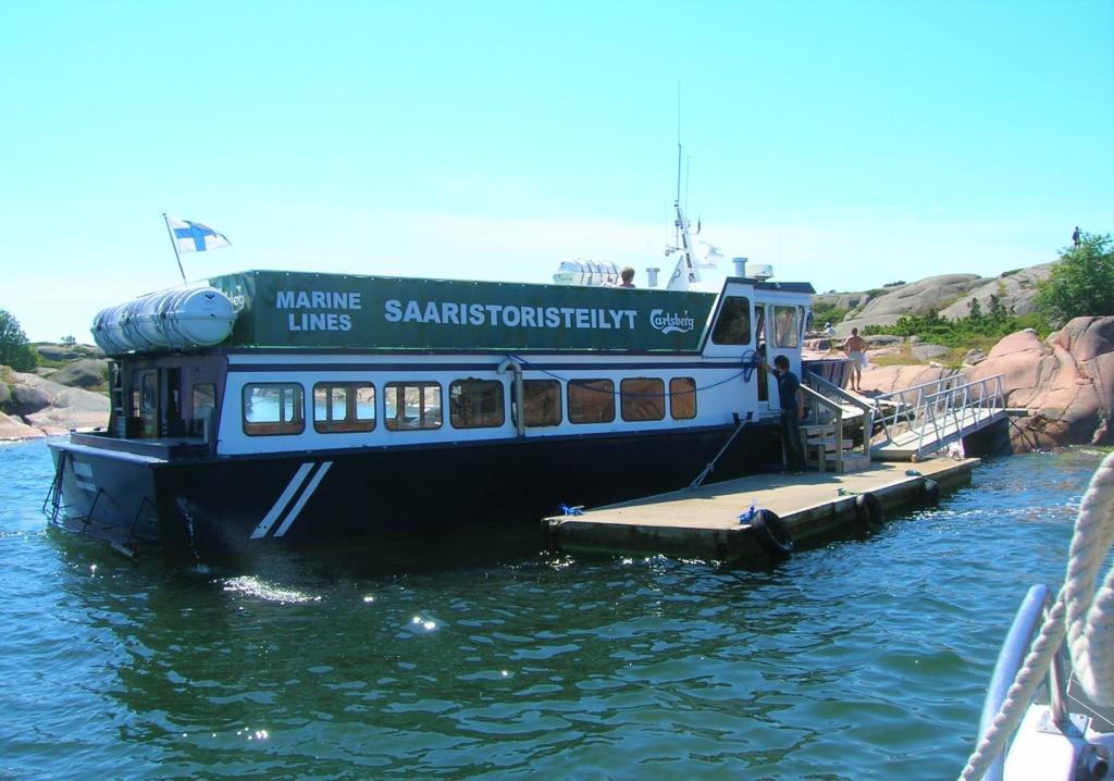 Hangon saaristossa risteilevä pieni kuljetusvene.