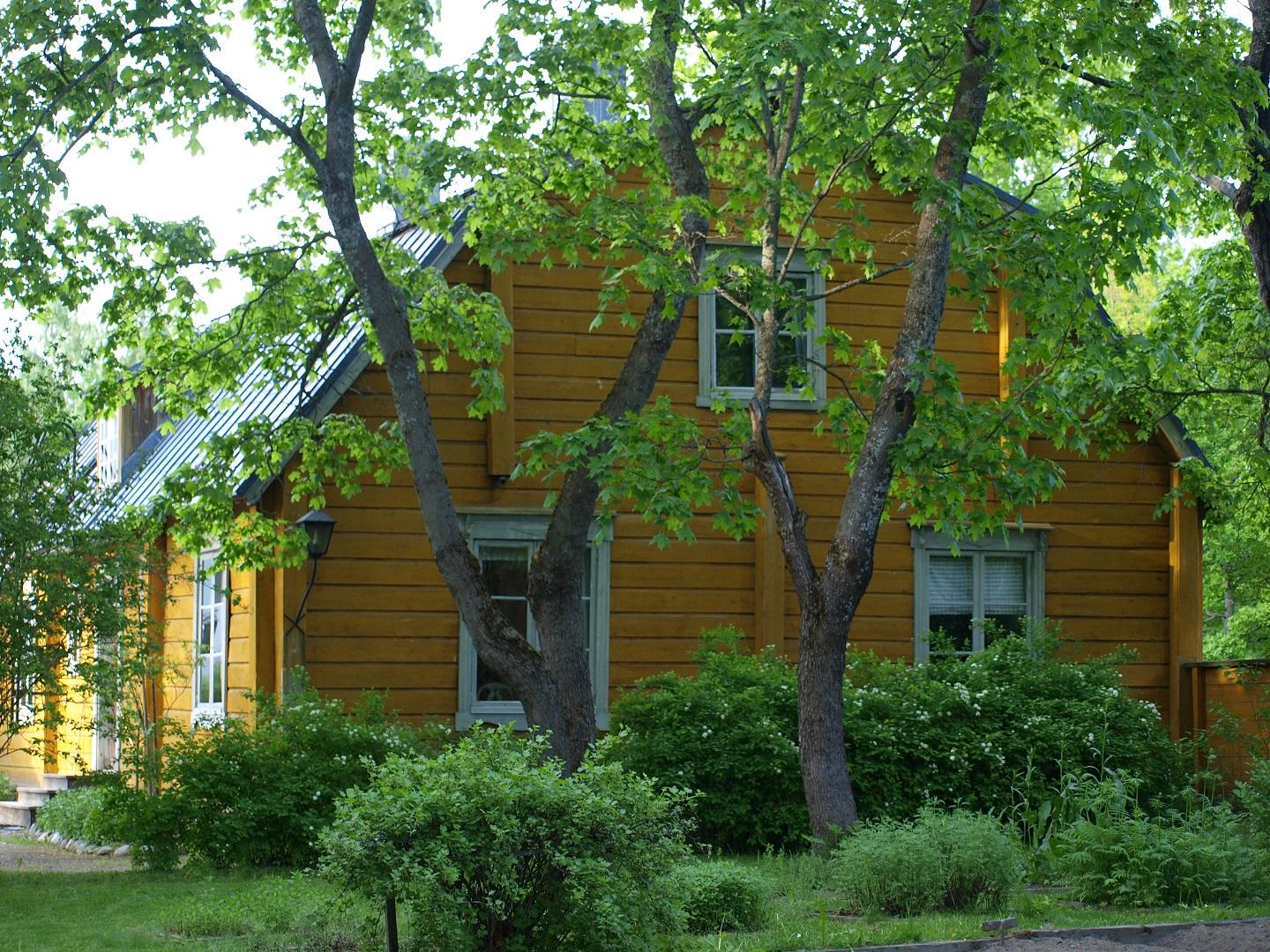 Kivalterin talo puiden siimeksessä