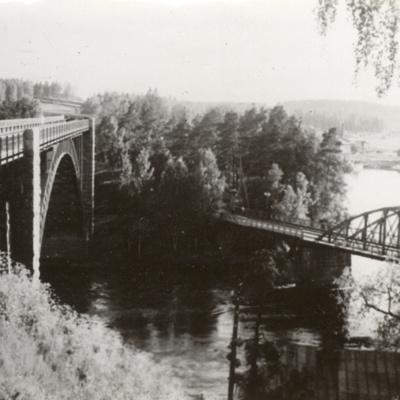 rautatiesilta ja maantiesilta vanhassa valokuvassa